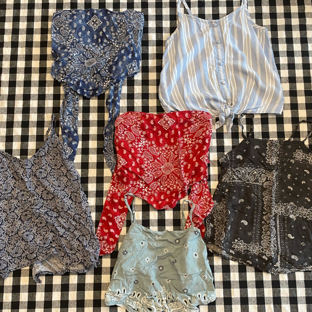 🚨BUNDLE🚨 I am selling 6 adorable printed shirts!